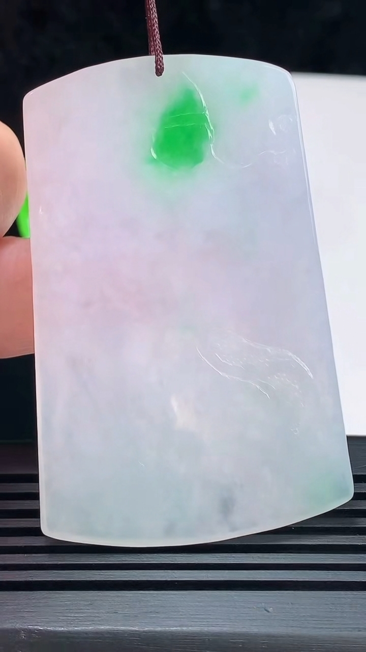 天然A货翡翠春带彩 飘阳绿祥龙虚空藏菩萨吊坠，尺寸64-42-4.2 重量:27.12g
6月7日
