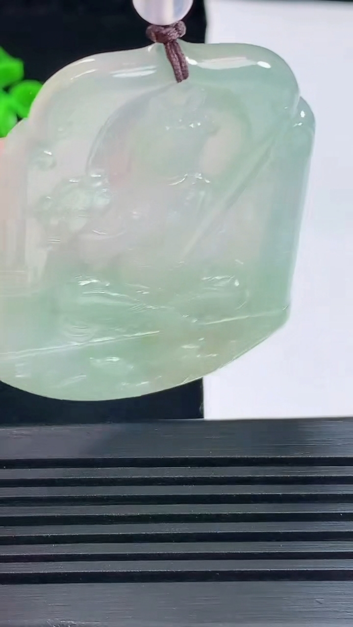 天然A货翡翠虚空藏菩萨吊坠，尺寸53-41-5.2 重量:27.76g
6月7日