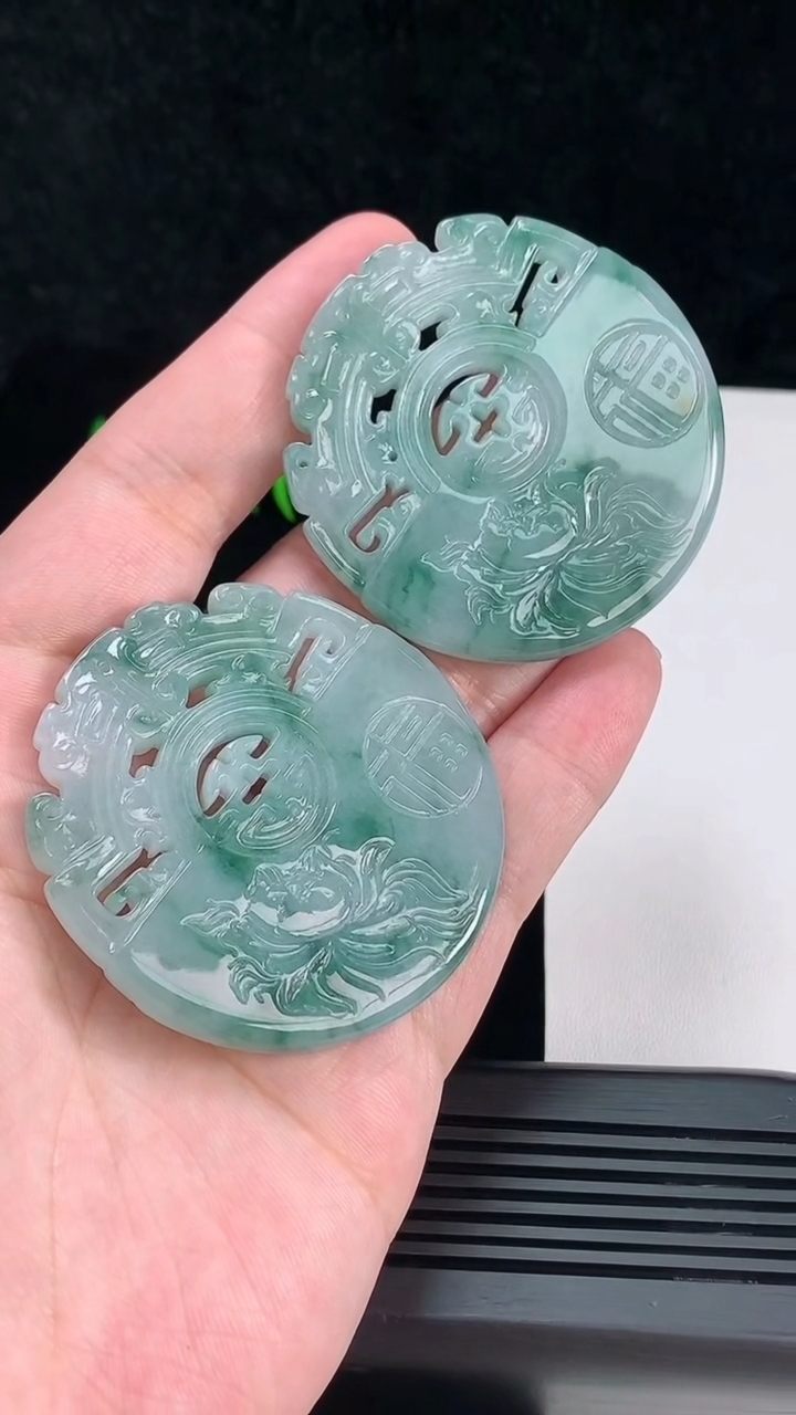 天然A货翡翠飘花仿古无事牌吊坠一对，尺寸54-53.2-6 重量:77.18g
6月7日