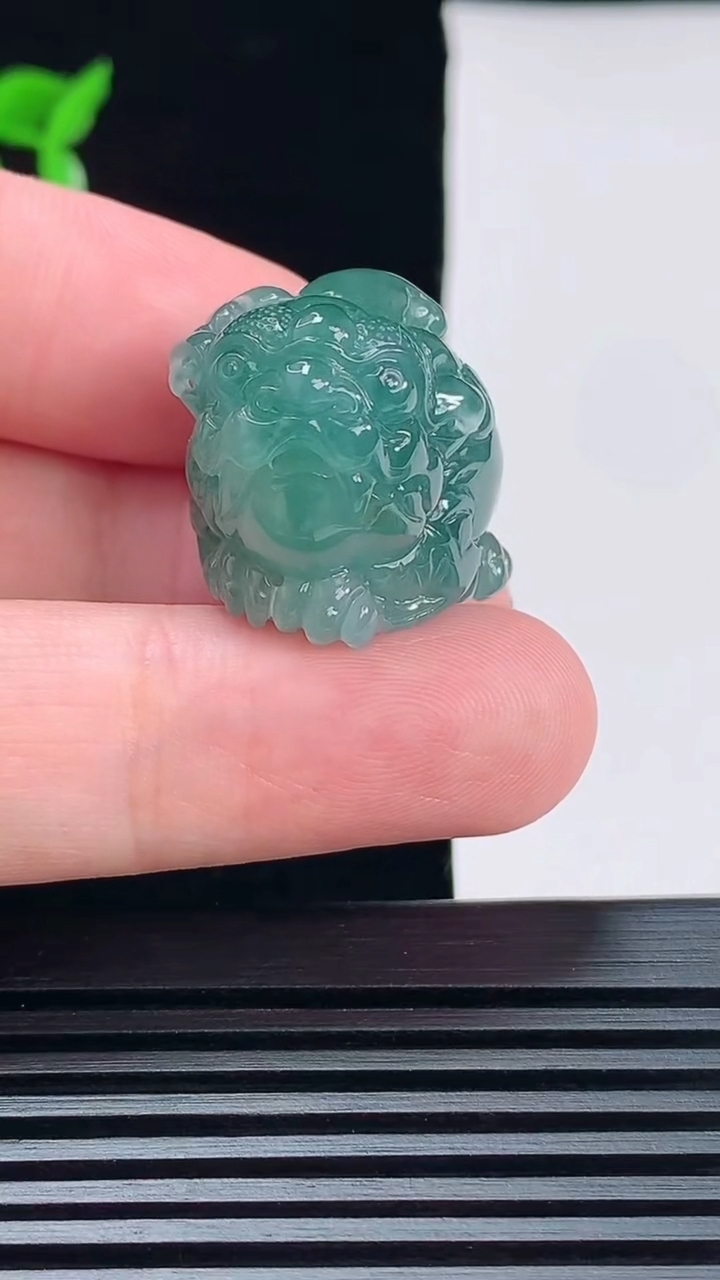 天然A货翡翠飘花金蟾吊坠，尺寸25-18.2-20 重量:17.04g
6月7日
