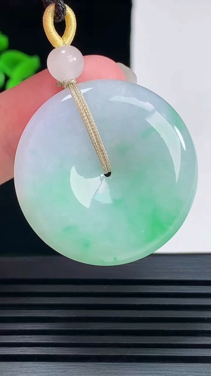 天然A货翡翠平安扣吊坠，尺寸32-5.8 重量:13.45g
6月7日
