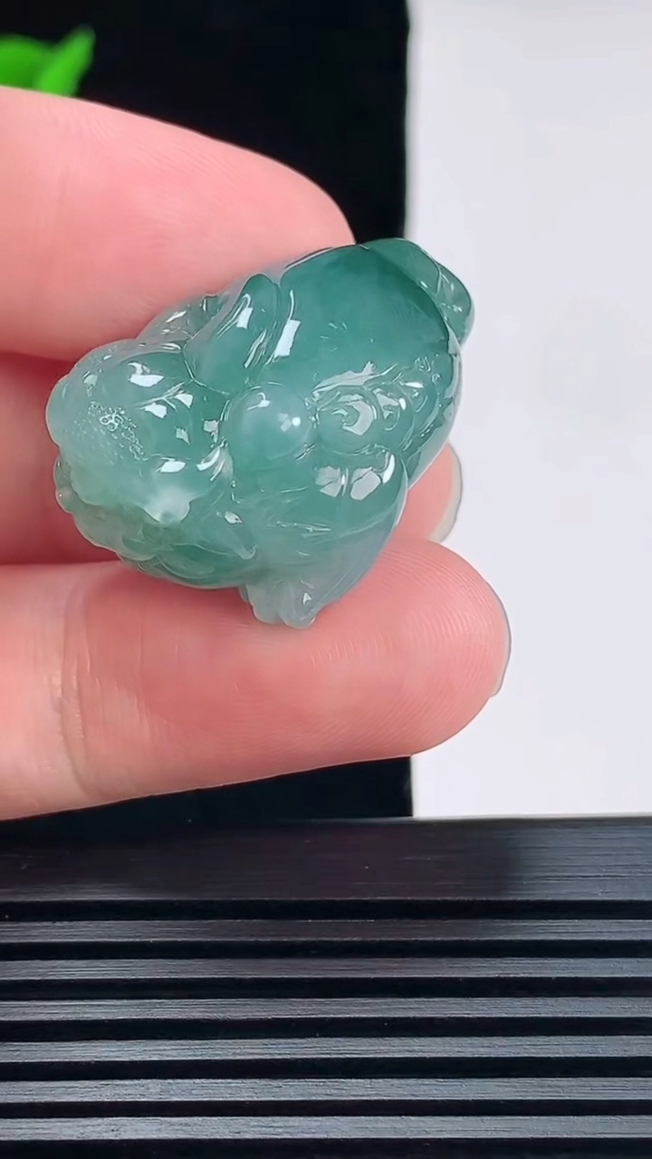 天然A货翡翠飘花金蟾吊坠，尺寸30-18.5-20.6 重量:17.00g
6月7日