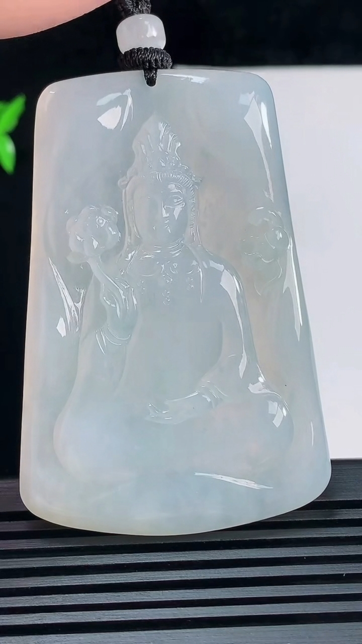 天然A货翡翠大势至菩萨吊坠，尺寸63-42.6-5.5 重量:36.91g
6月7日
