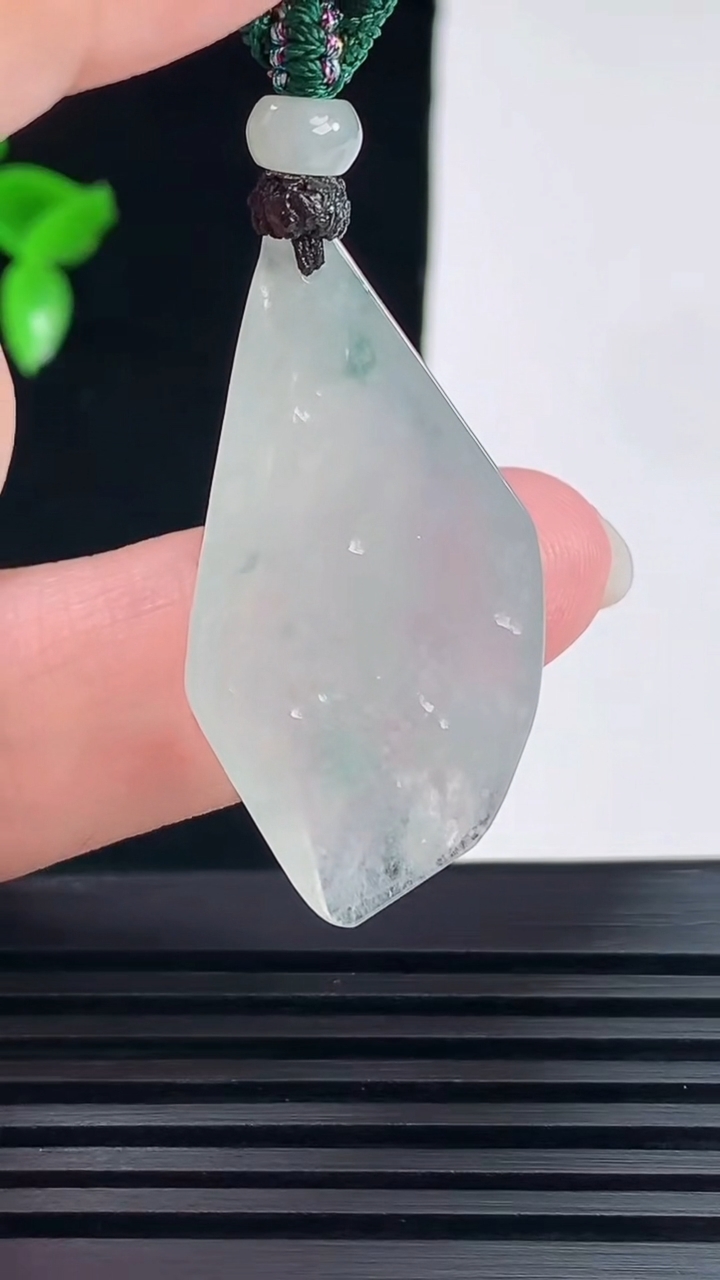 天然A货翡翠飘花悟道佛吊坠，尺寸36.5-19-7.2 重量:7.79g
6月7日