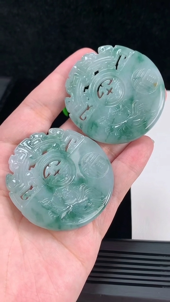 天然A货翡翠飘花仿古无事牌吊坠一对，尺寸54-53.2-6 重量:77.18g
6月7日