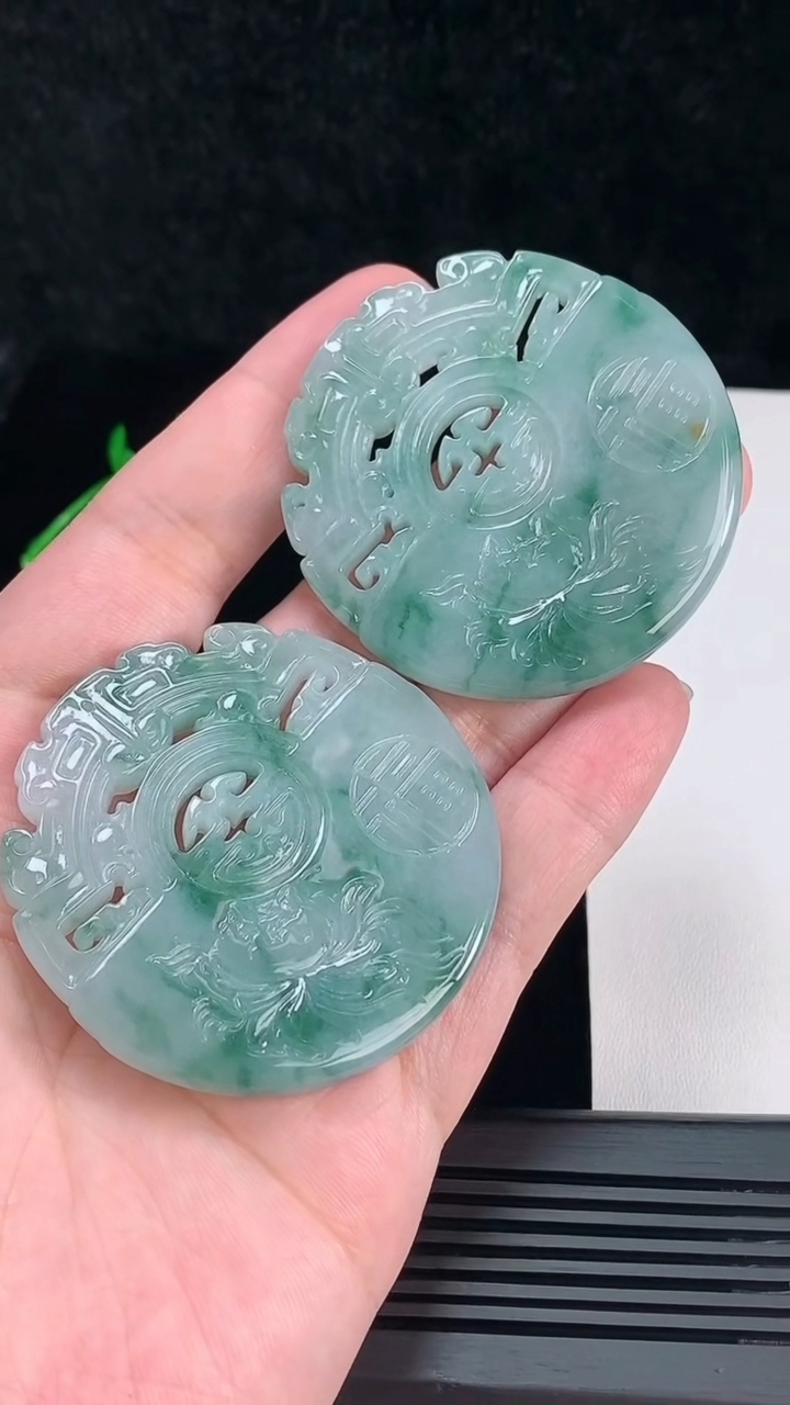天然A货翡翠飘花仿古无事牌吊坠一对，尺寸54-53.2-6 重量:77.18g
6月7日