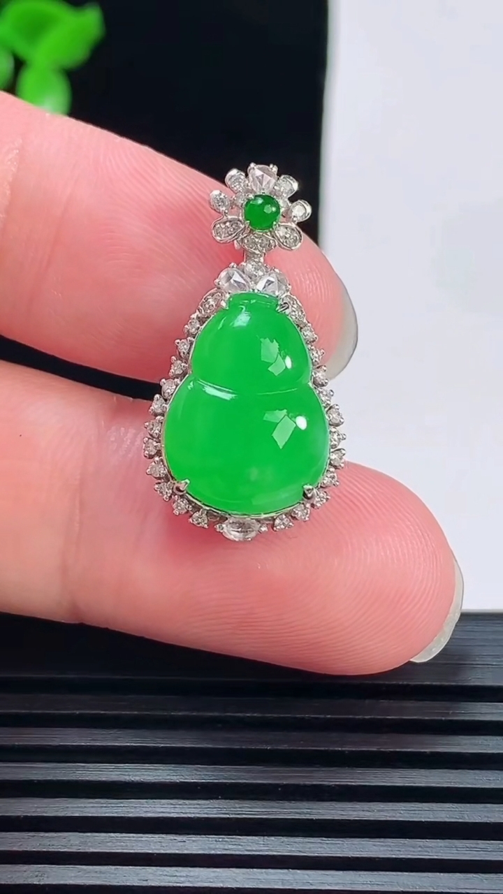 天然A货翡翠葫芦吊坠，尺寸26.6-14-9.5，裸石15-11 重量:4.46g
6月7日