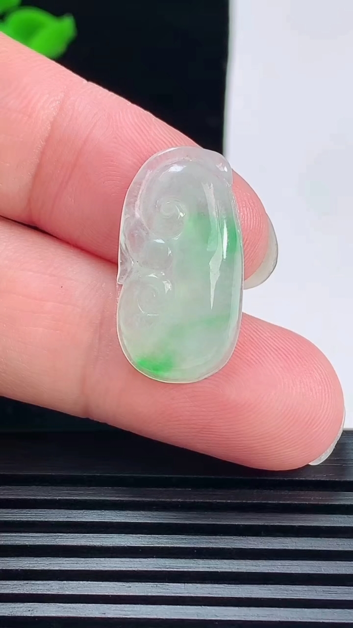 天然A货翡翠如意吊坠，尺寸25-13-4.5 重量:2.54g
6月7日
