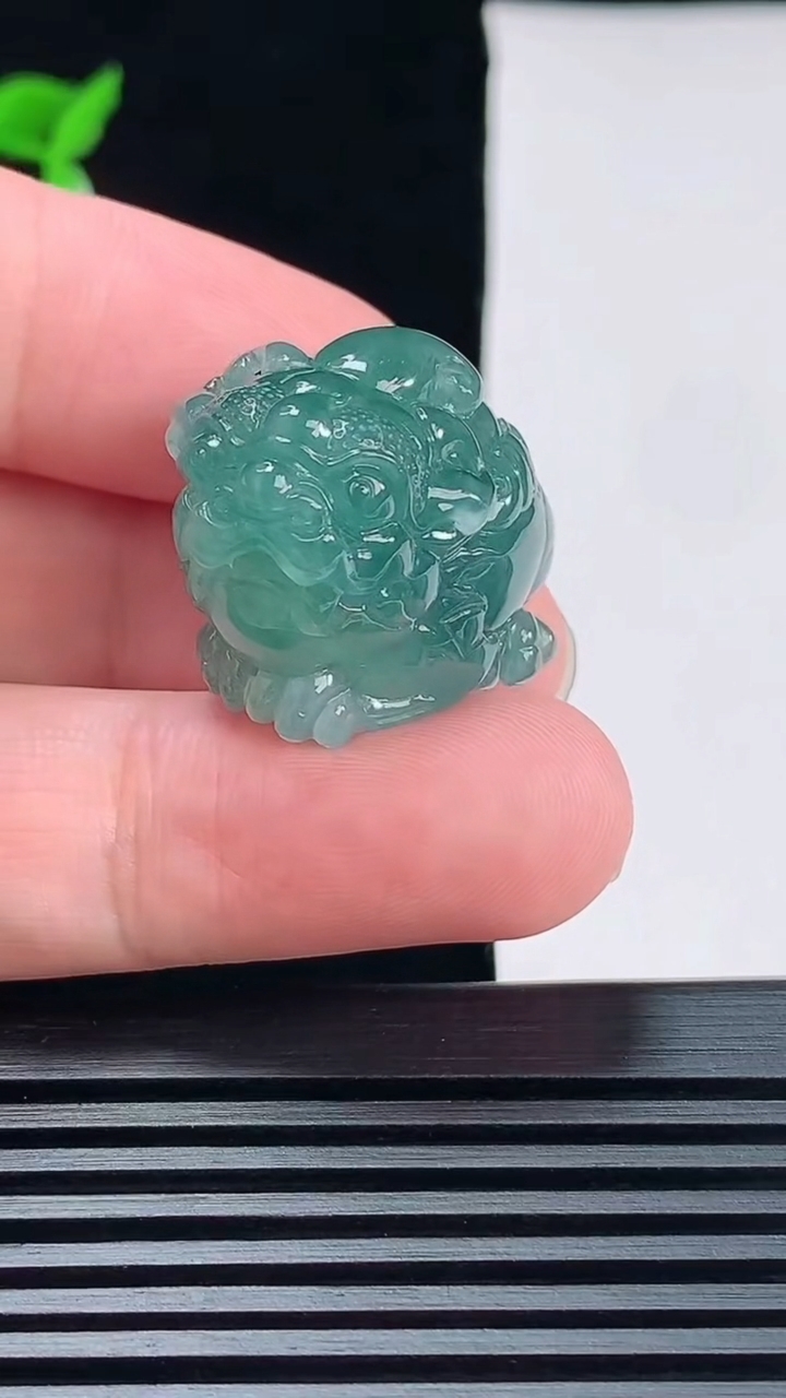 天然A货翡翠飘花金蟾吊坠，尺寸25-18.2-20 重量:17.04g
6月7日