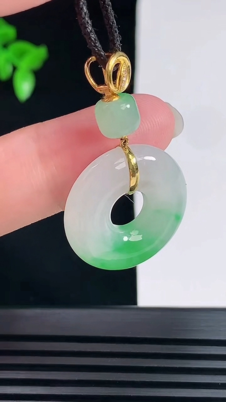天然A货翡翠平安环吊坠，尺寸22.6-5.6 重量:6.85g
6月7日