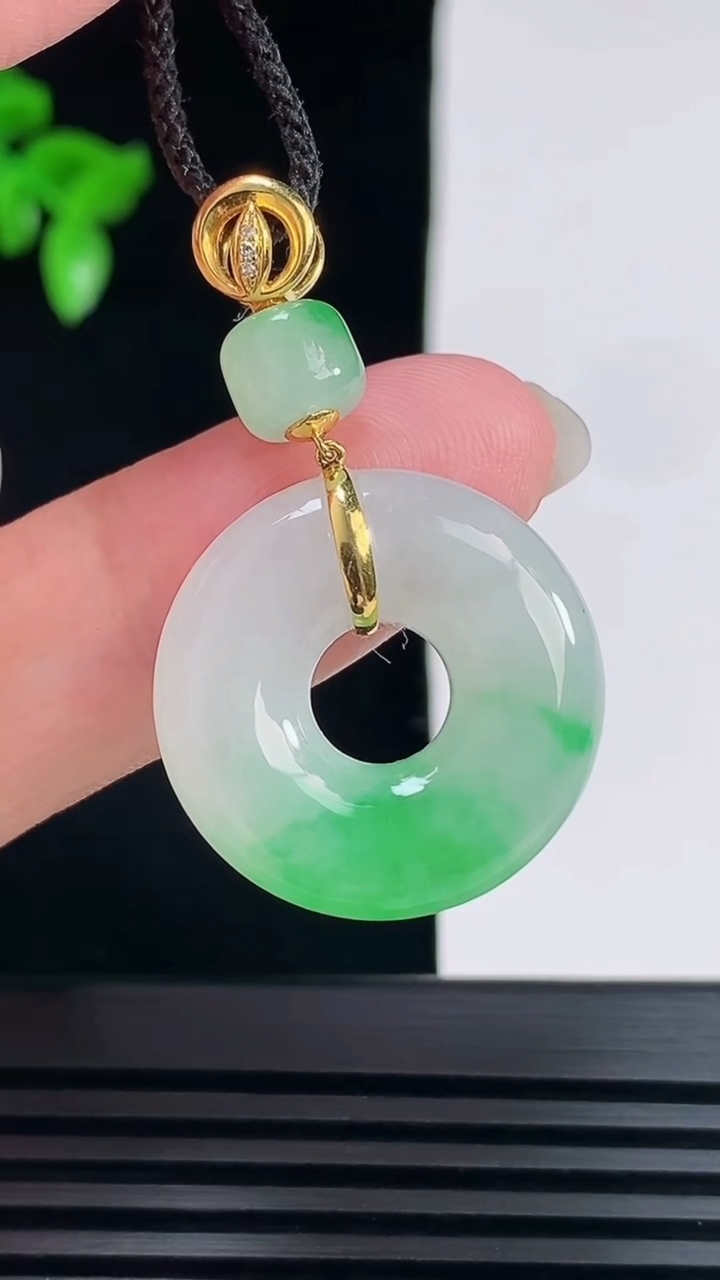 天然A货翡翠平安环吊坠，尺寸22.6-5.6 重量:6.85g
6月7日