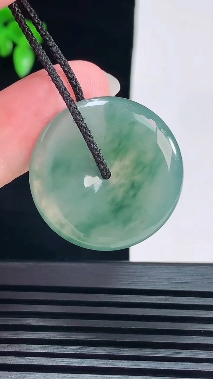 天然A货翡翠冰种飘花平安扣吊坠，尺寸27-5 重量:7.85g
6月7日