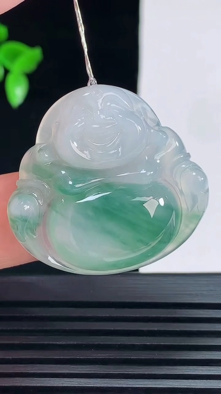 天然A货翡翠冰种飘花佛公吊坠，尺寸30.5-33-6 重量:9.28g
6月7日