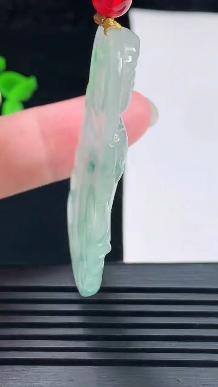 天然A货翡翠飘花观音菩萨吊坠，尺寸51-27.5-5.5 重量:13.57g
6月7日