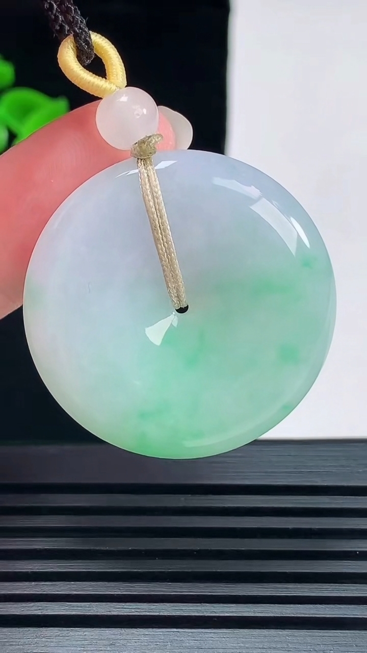 天然A货翡翠平安扣吊坠，尺寸32-5.8 重量:13.45g
6月7日