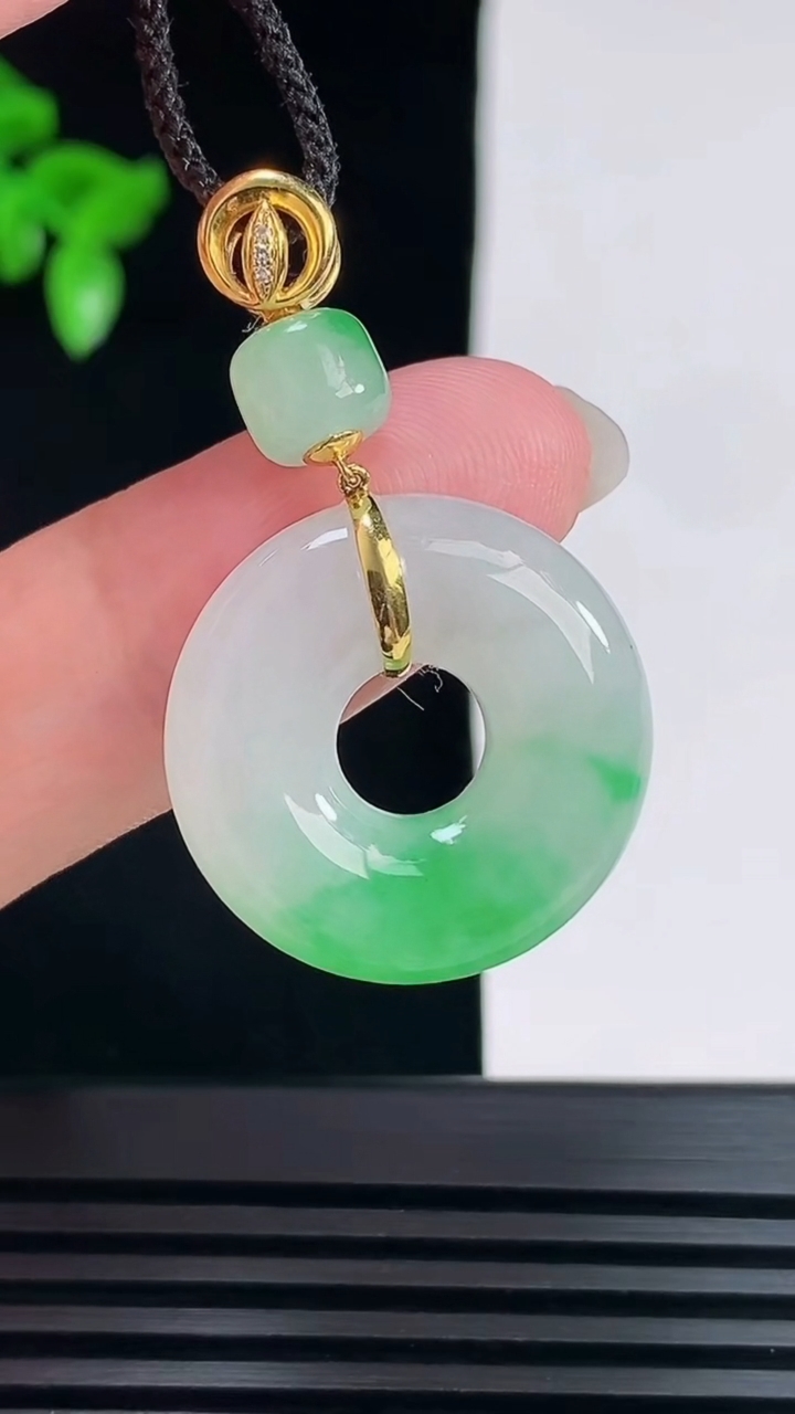 天然A货翡翠平安环吊坠，尺寸22.6-5.6 重量:6.85g
6月7日