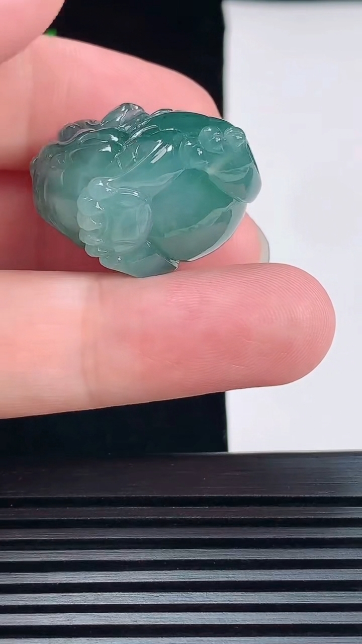 天然A货翡翠飘花金蟾吊坠，尺寸25-18.2-20 重量:17.04g
6月7日