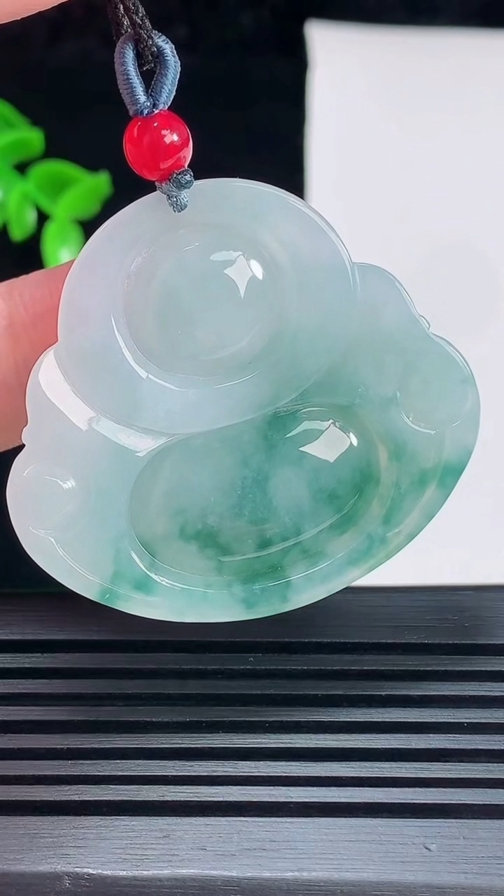 天然A货翡翠飘花佛公吊坠，尺寸38-43-8.2 重量:22.06g
6月7日