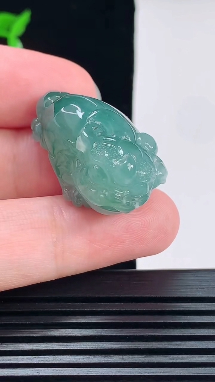 天然A货翡翠飘花金蟾吊坠，尺寸30-18.5-20.6 重量:17.00g
6月7日