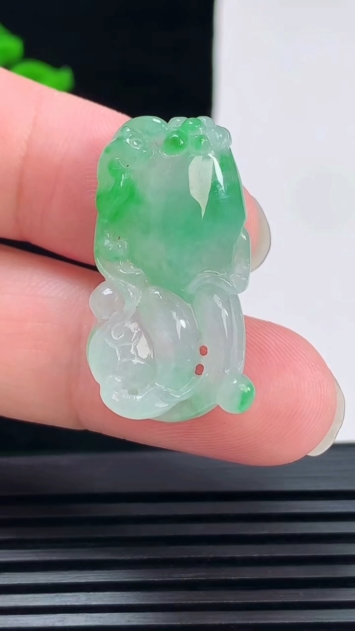 天然A货翡翠佛手瓜吊坠，尺寸31-16.5-8重量:7.66g
6月7日