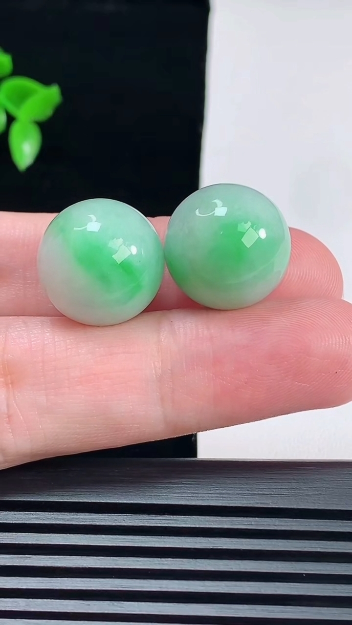 天然A货翡翠圆珠吊坠一对，尺寸16重量:13.79g6月7日
工厂直销收藏佳品,种好水足，色泽均匀，有种有色，上手高大气！