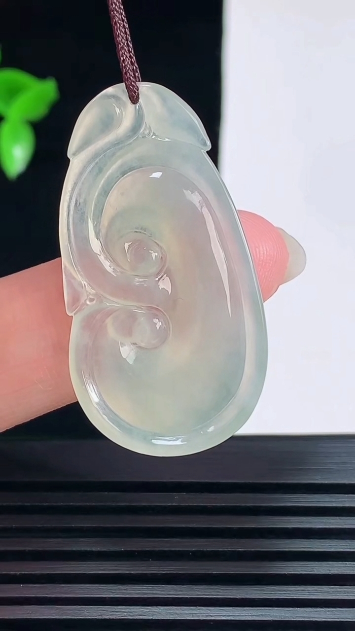 天然A货翡翠如意吊坠，尺寸38-20-3.5 重量:4.31g
6月7日