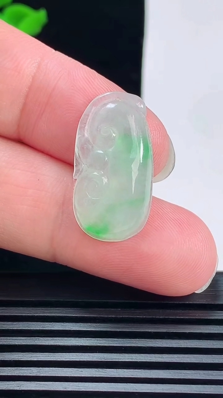 天然A货翡翠如意吊坠，尺寸25-13-4.5 重量:2.54g
6月7日