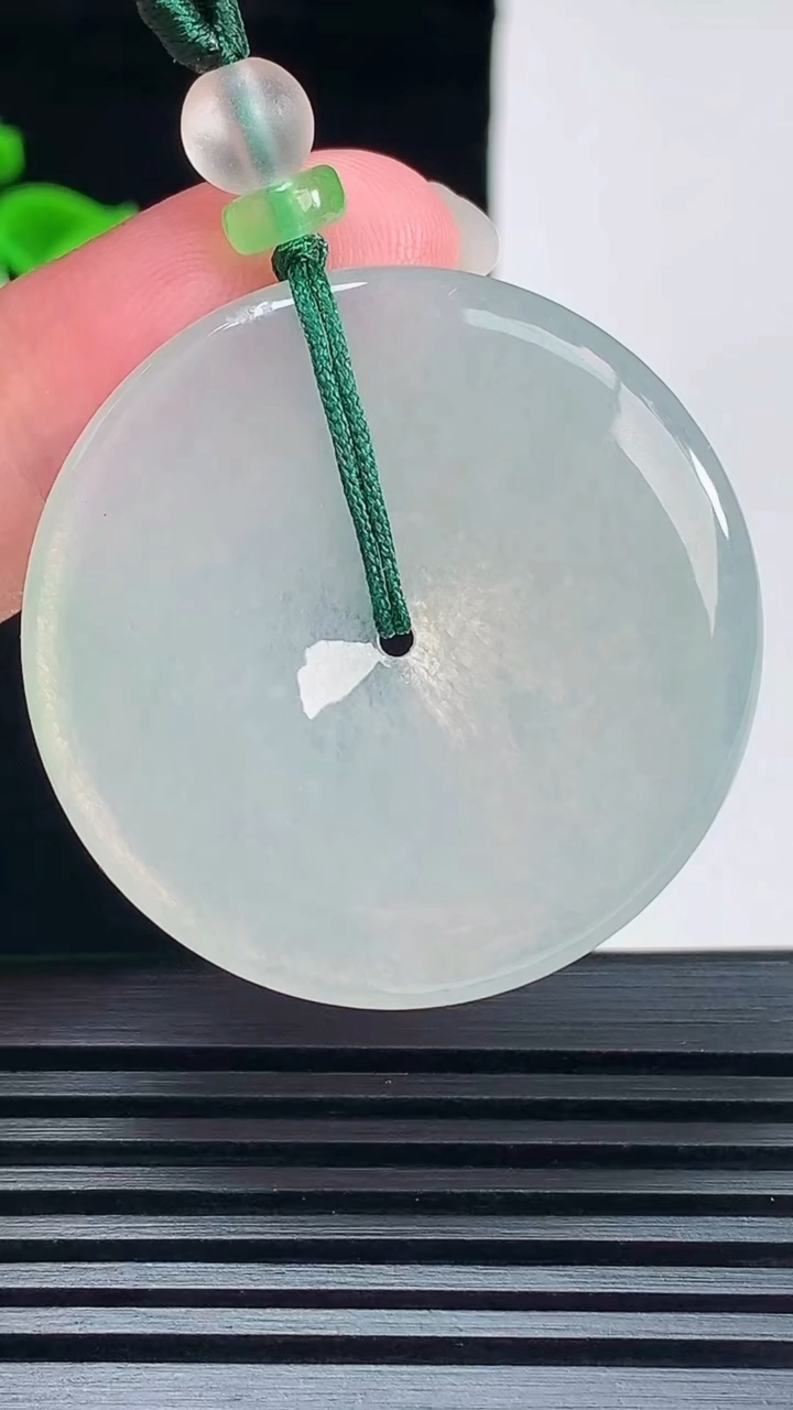 天然A货翡翠平安扣吊坠，尺寸36-4.6 重量:14.34g
6月7日
