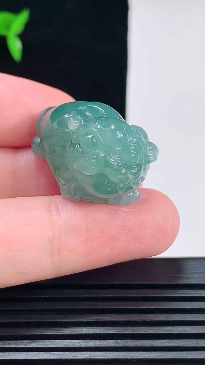 天然A货翡翠飘花金蟾吊坠，尺寸30-18.5-20.6 重量:17.00g
6月7日