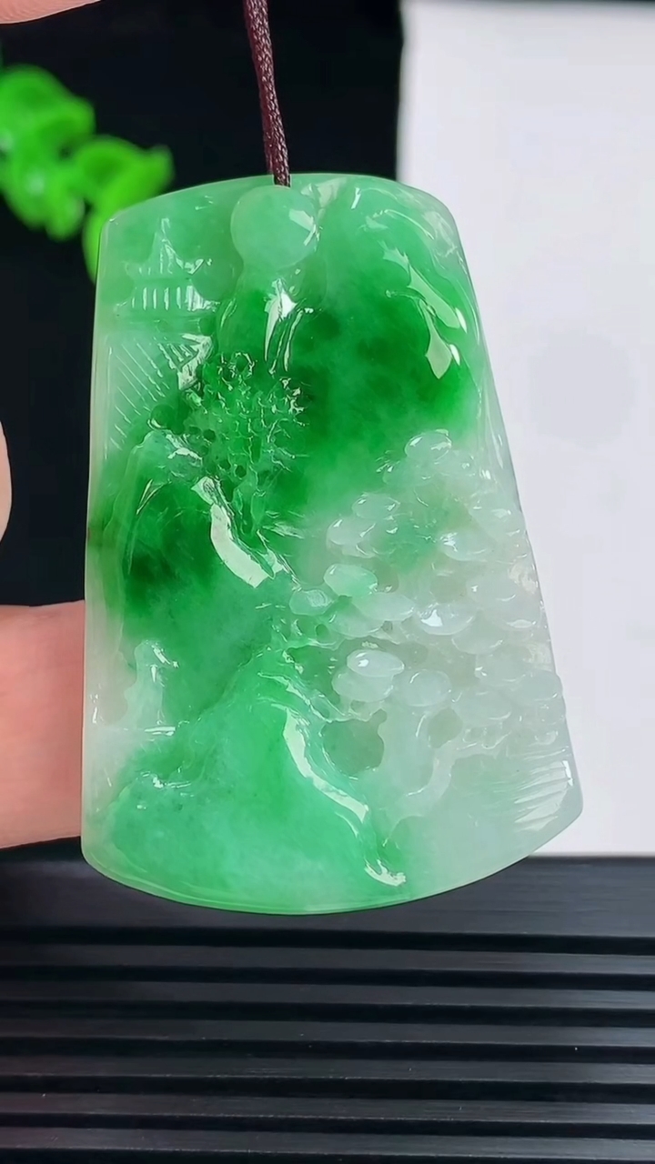 天然A货翡翠山水牌吊坠，尺寸46.8-31.6-4 重量:14.29g
6月7日