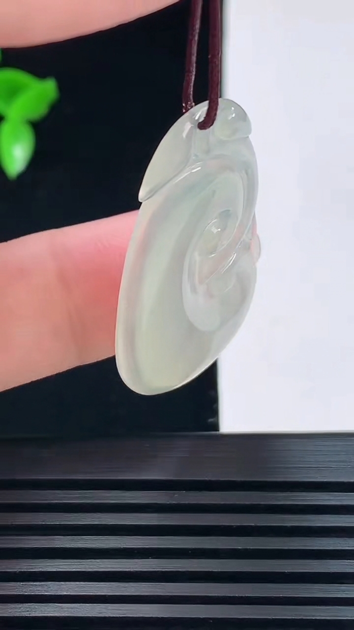 天然A货翡翠如意吊坠，尺寸38-20-3.5 重量:4.31g
6月7日