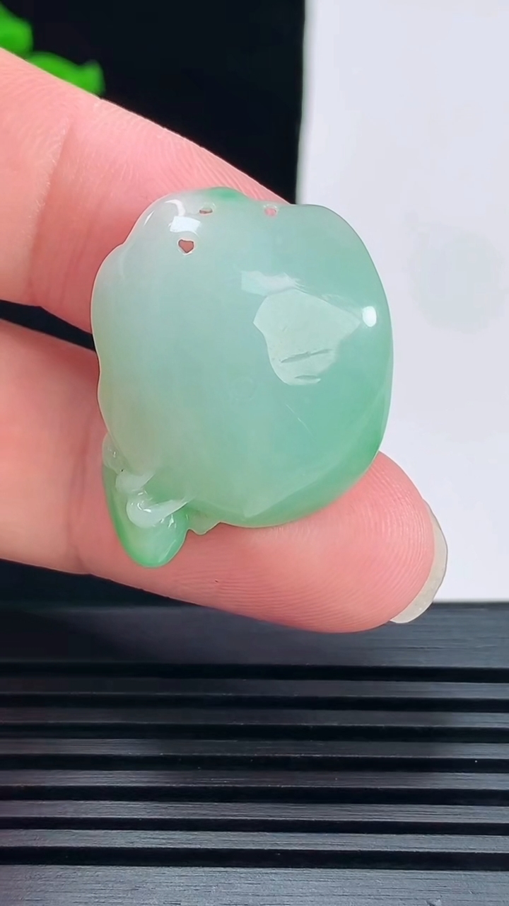 天然A货翡翠福瓜吊坠，尺寸25.6-23-7 重量:7.21g
6月7日