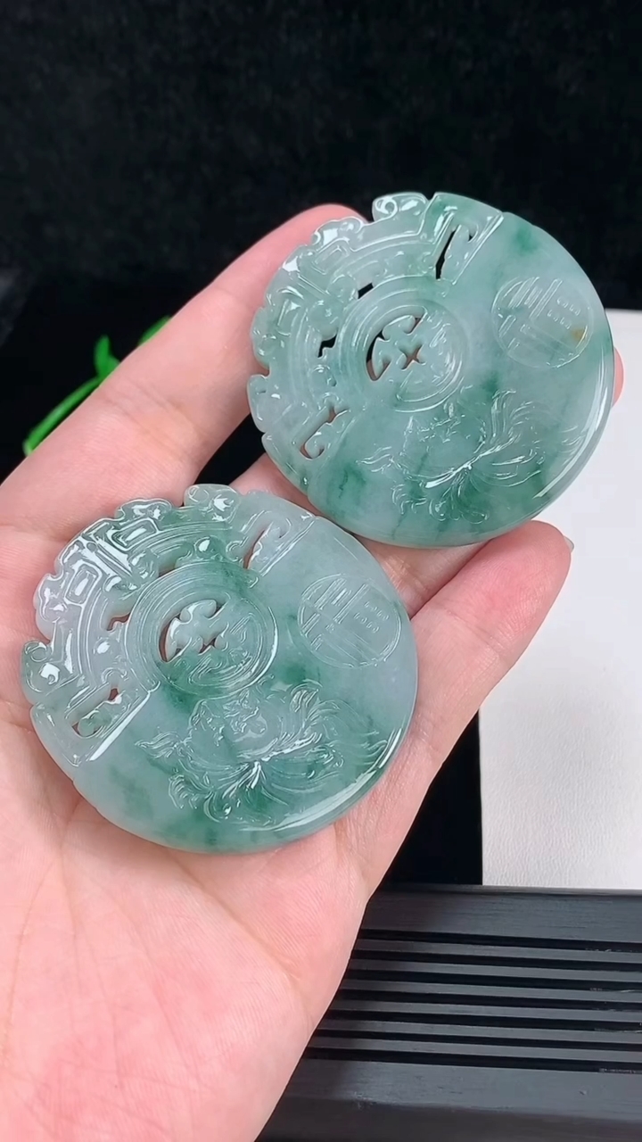 天然A货翡翠飘花仿古无事牌吊坠一对，尺寸54-53.2-6 重量:77.18g
6月7日
