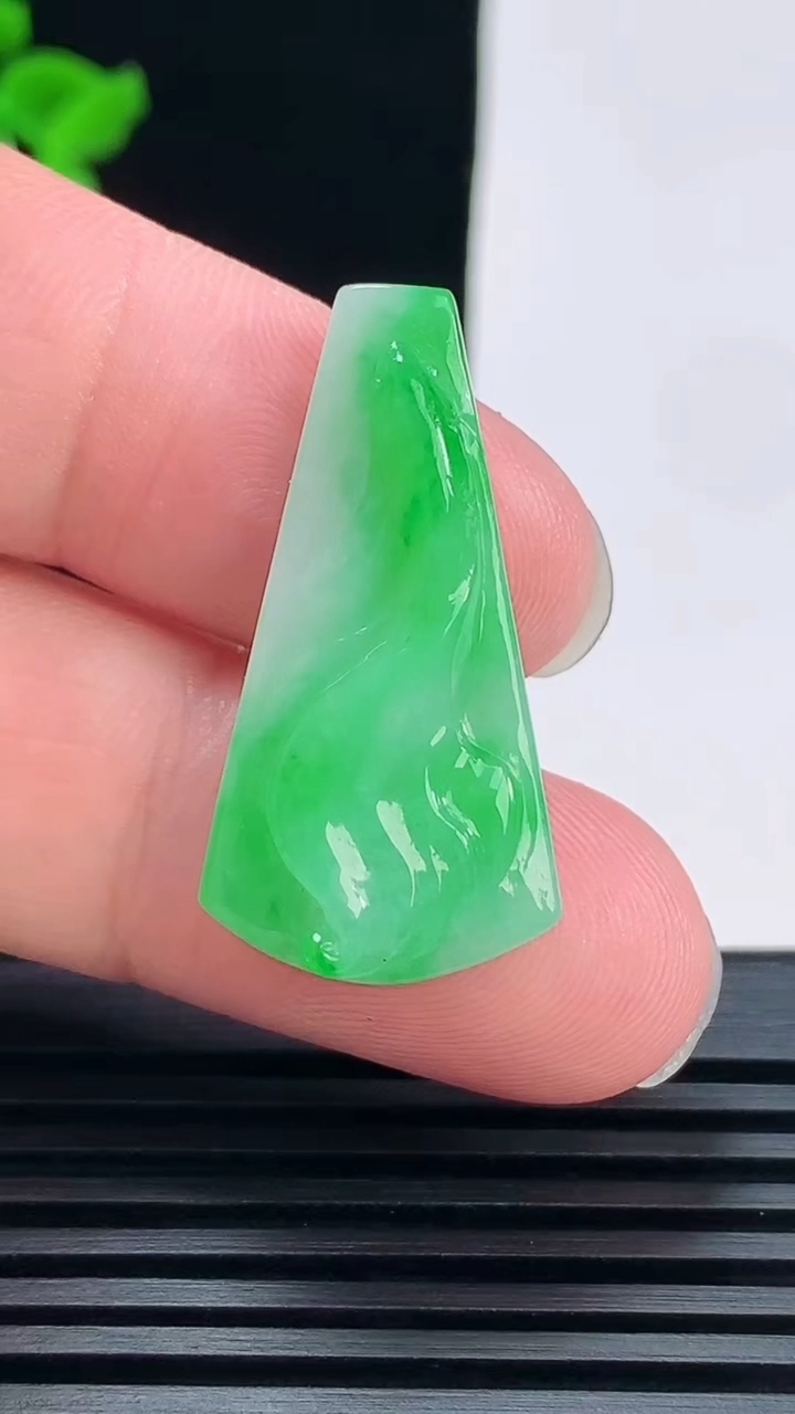 天然A货翡翠年年有余吊坠，尺寸31.6-16.5-5.5 重量:4.57g
6月7日