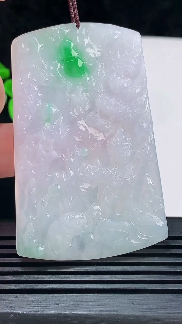 天然A货翡翠春带彩 飘阳绿祥龙虚空藏菩萨吊坠，尺寸64-42-4.2 重量:27.12g
6月7日