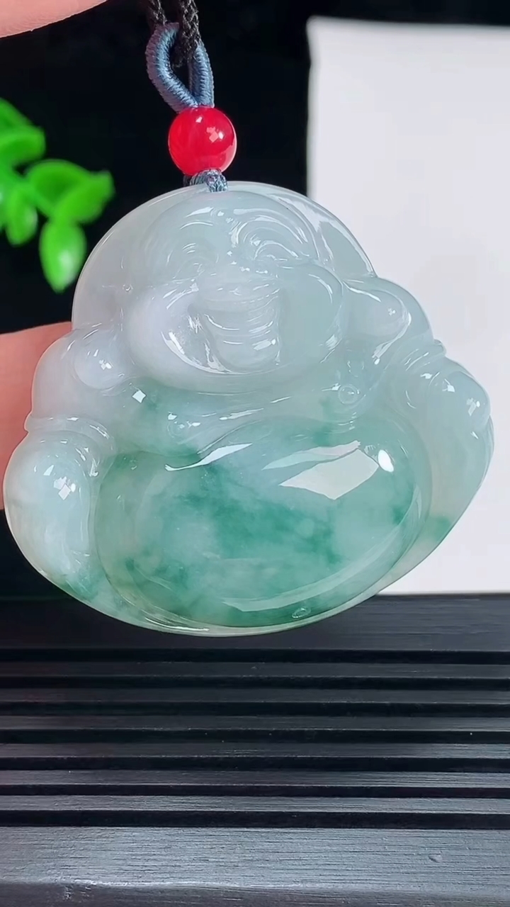 天然A货翡翠飘花佛公吊坠，尺寸38-43-8.2 重量:22.06g
6月7日