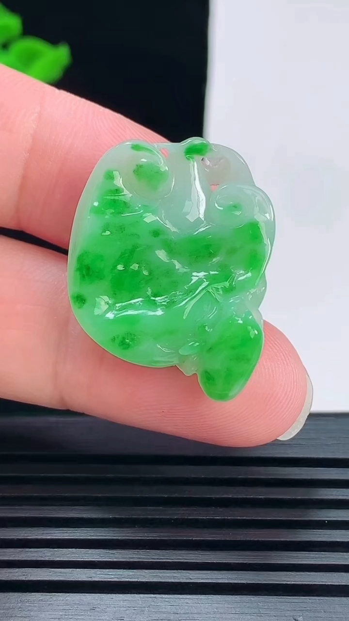 天然A货翡翠福瓜吊坠，尺寸25.6-23-7 重量:7.21g
6月7日