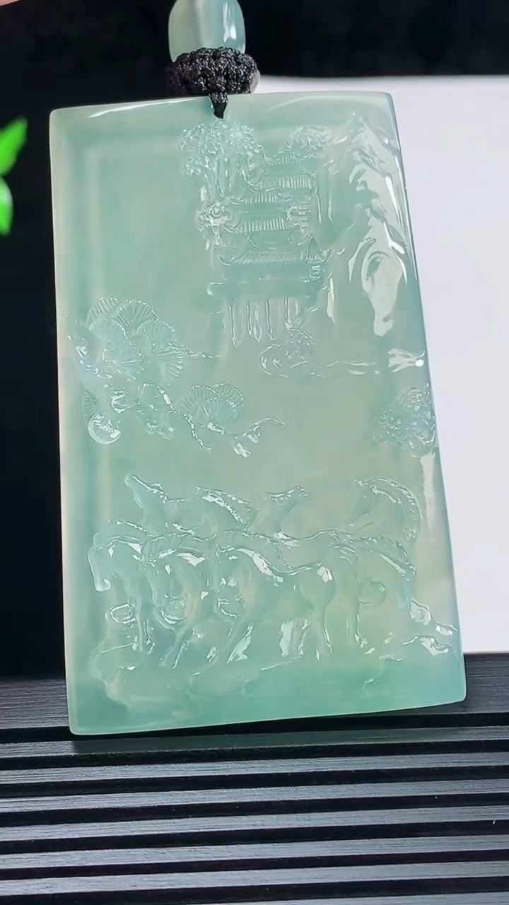 天然A货翡翠八骏马 山水牌吊坠，尺寸59.5-38-5.8 重量:37.98g
6月7日