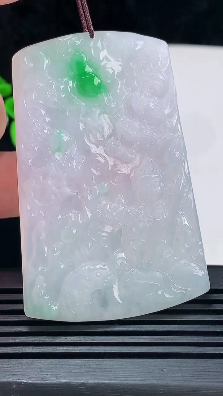 天然A货翡翠春带彩 飘阳绿祥龙虚空藏菩萨吊坠，尺寸64-42-4.2 重量:27.12g
6月7日