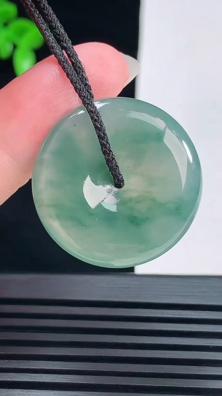 天然A货翡翠冰种飘花平安扣吊坠，尺寸27-5 重量:7.85g
6月7日