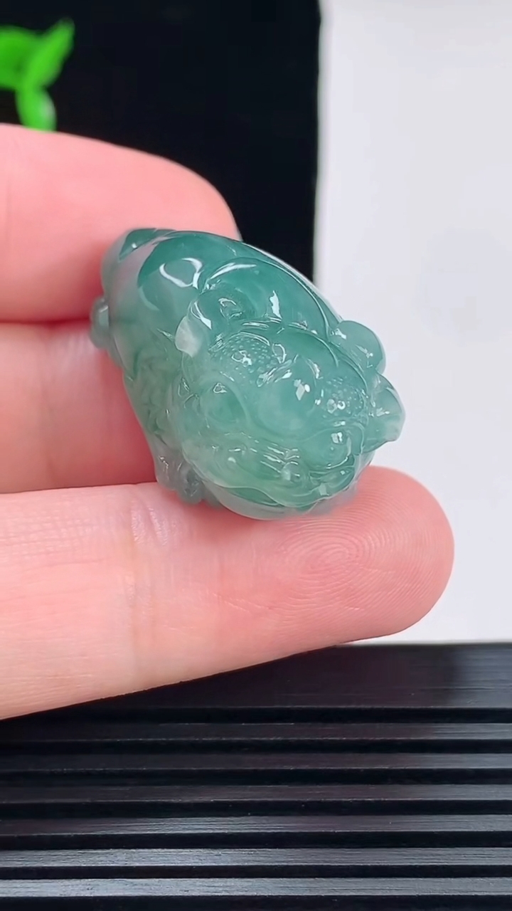 天然A货翡翠飘花金蟾吊坠，尺寸30-18.5-20.6 重量:17.00g
6月7日
