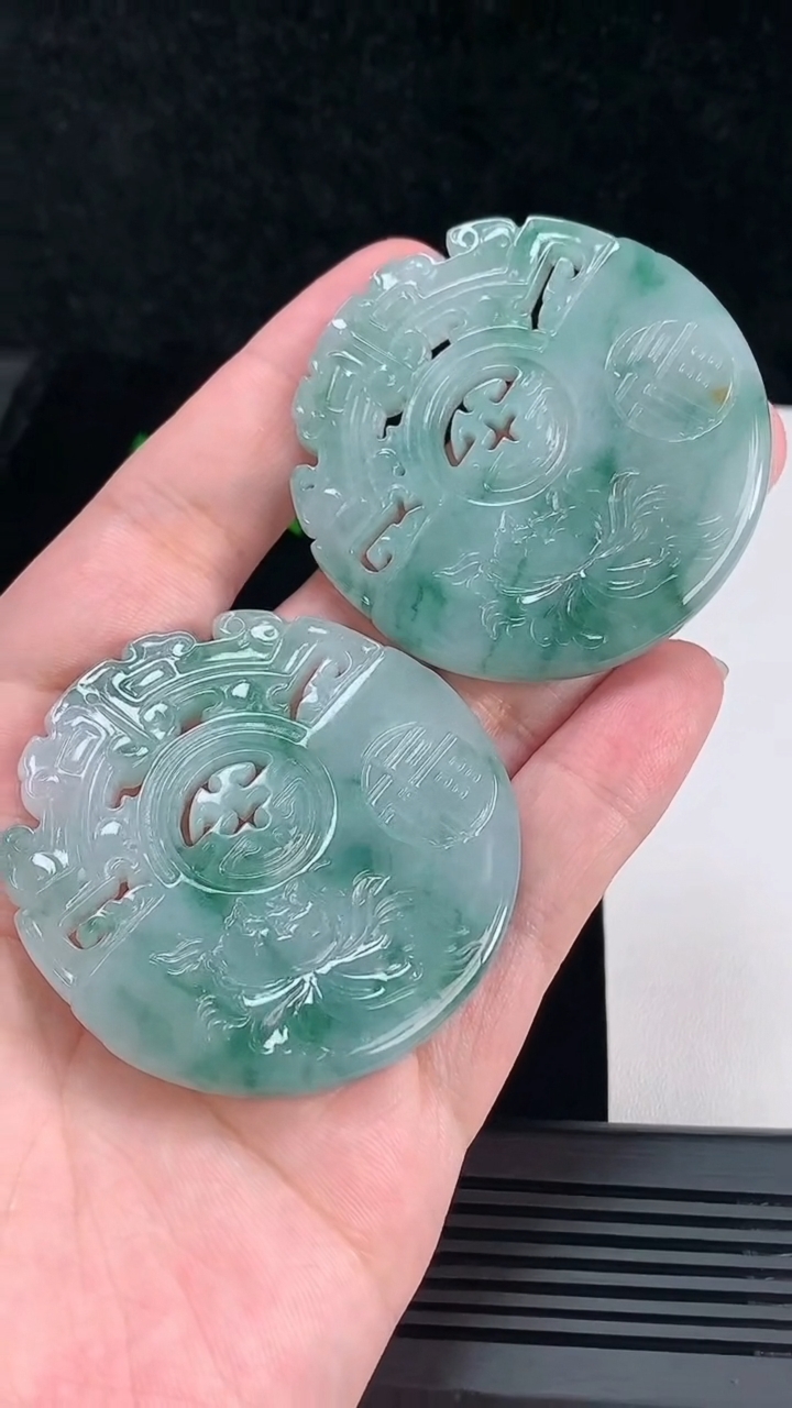 天然A货翡翠飘花仿古无事牌吊坠一对，尺寸54-53.2-6 重量:77.18g
6月7日