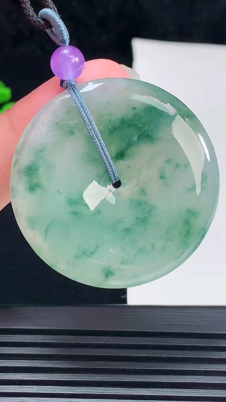 天然A货翡翠飘花平安扣吊坠，尺寸39-5.2 重量:18.27g
6月7日