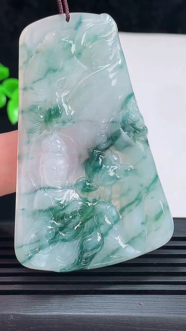 天然A货翡翠飘花普贤菩萨吊坠，尺寸62.5-40-5 重量:23.69g
6月7日