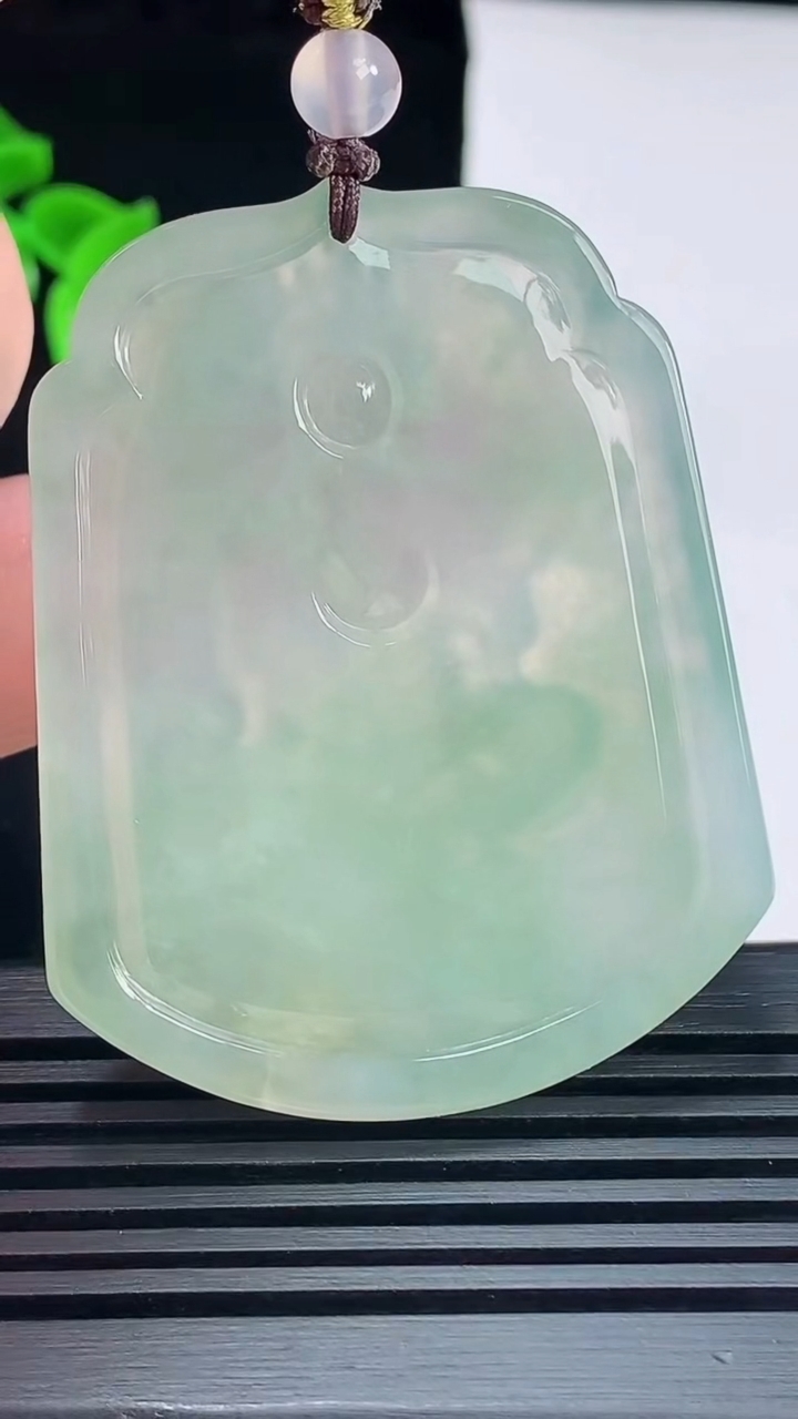 天然A货翡翠虚空藏菩萨吊坠，尺寸53-41-5.2 重量:27.76g
6月7日
