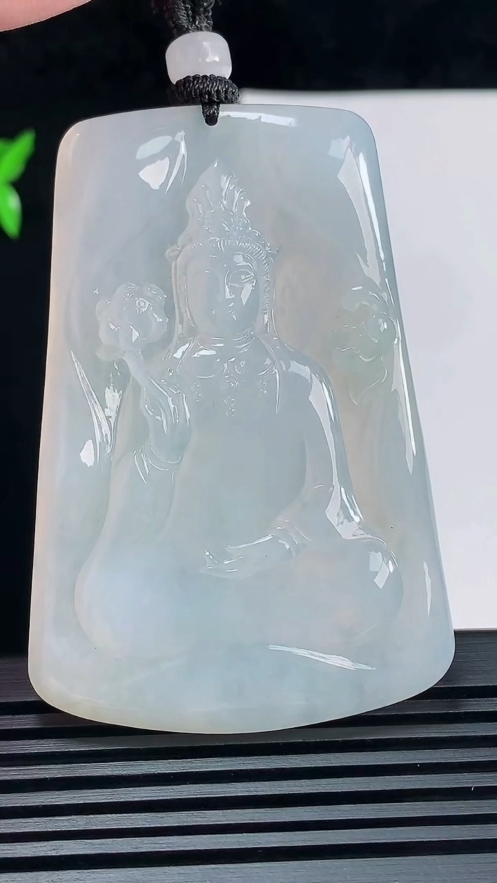 天然A货翡翠大势至菩萨吊坠，尺寸63-42.6-5.5 重量:36.91g
6月7日