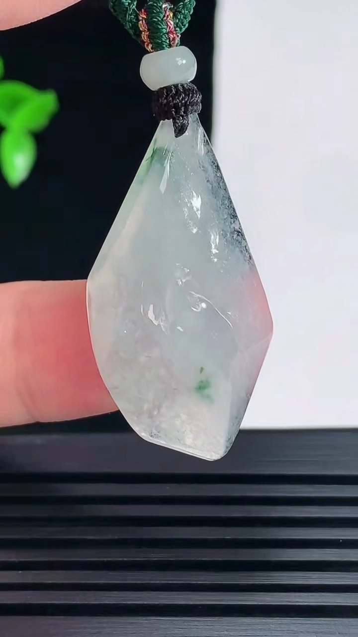 天然A货翡翠飘花悟道佛吊坠，尺寸36.5-19-7.2 重量:7.79g
6月7日