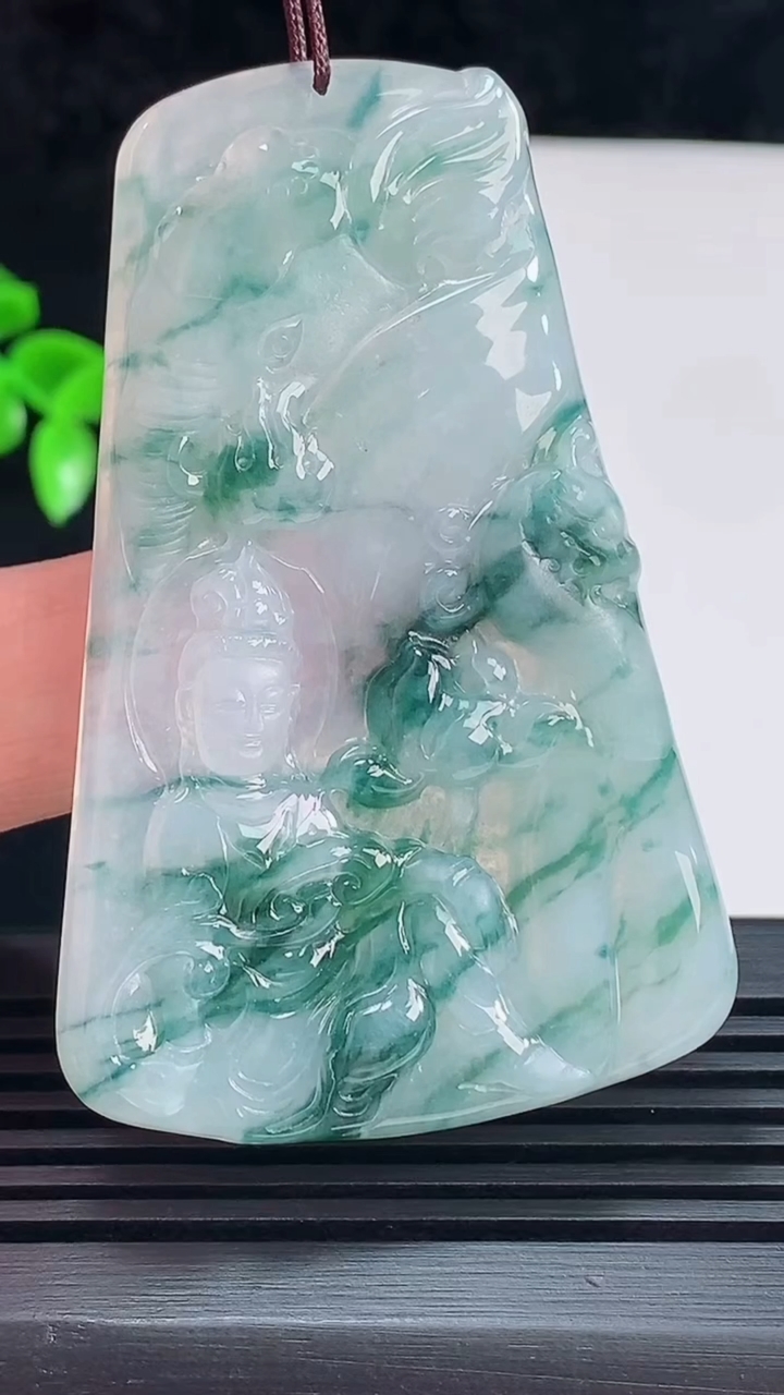 天然A货翡翠飘花普贤菩萨吊坠，尺寸62.5-40-5 重量:23.69g
6月7日