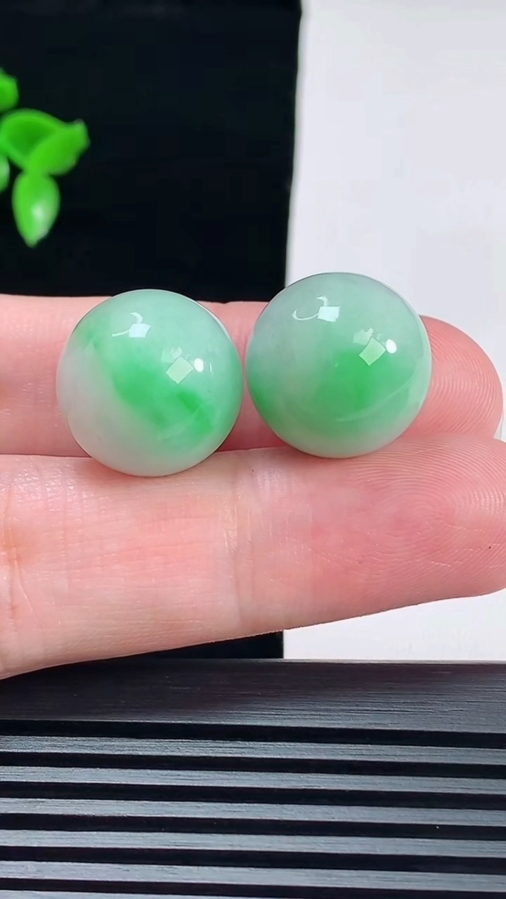 天然A货翡翠圆珠吊坠一对，尺寸16重量:13.79g6月7日
工厂直销收藏佳品,种好水足，色泽均匀，