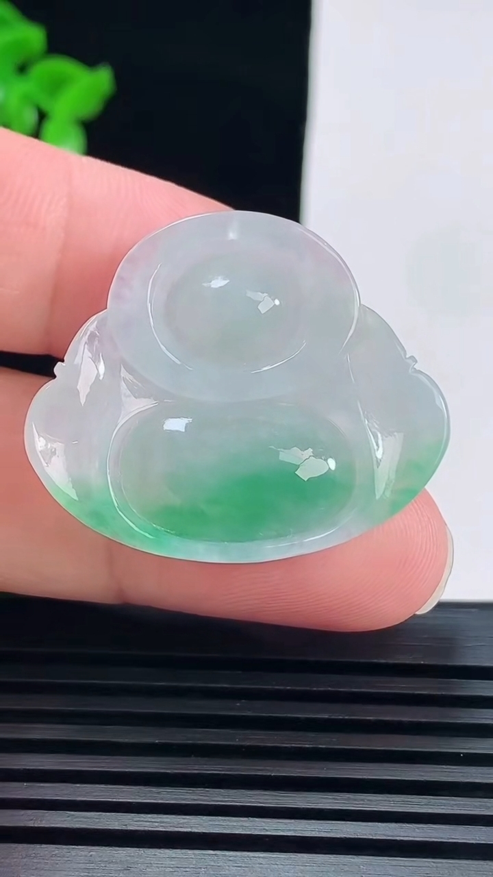 天然A货翡翠佛公吊坠，尺寸28-34-6 重量:7.99g
6月7日
